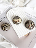 龟纹石手把玩打磨石